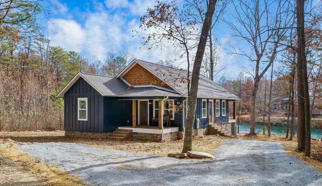 The Away Place-hot tub & fireplace on the lake