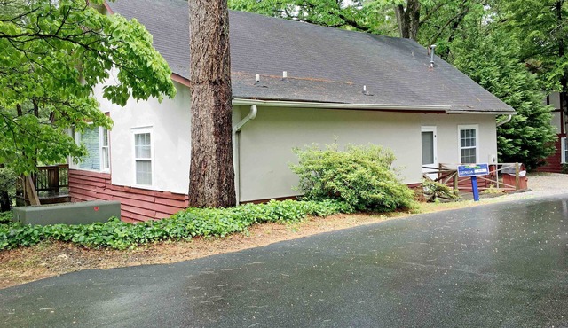 The Azalea Cottage 3 bedroom 3 bathroom- Sleeps 6 Located in Flat Rock, NC