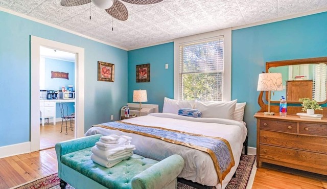 The Azalea - Estate at Mount Dora: Free City Shuttle, Parking, and more!