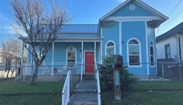 The Azure Charm — Amazing 3BR 2BA Home 1 Mile to Fort Sam Houston & The Pearl