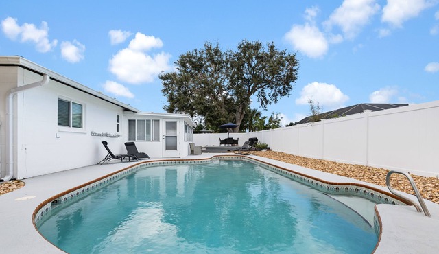 The Azure Paradise- Pool Home 15 Minutes to the Beach!