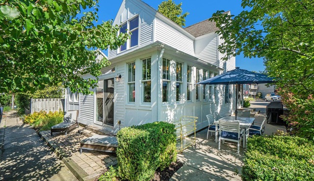 THE B-HIVE: 5 BDRMS. 3 FULL BATHS. ACCOMMODATES 11 GUESTS!