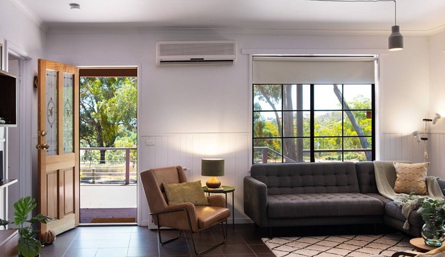 The Bach- 3 Bedrooms, dog freindly with loverly bush views