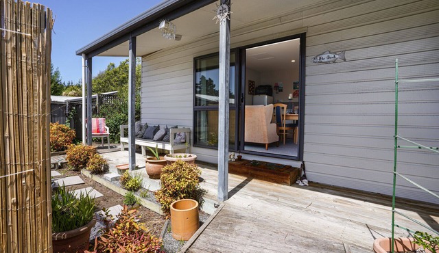 The Bach at Old Broadway - Waikuku Beach Retreat