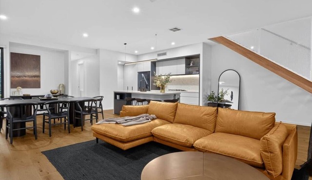 The Bach Bokarina.nClose to beach, Sunshine Coast Stadium & University Hospital.