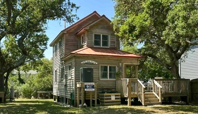 The Back House: Quaint two bedroom Ocracoke Island cottage