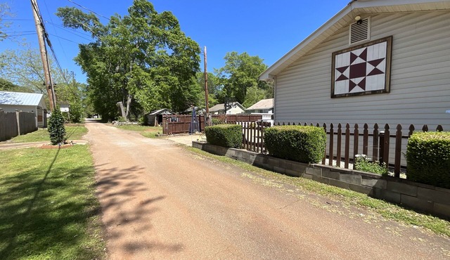 The Backyard Bungalow On The Trail -just minutes from downtown