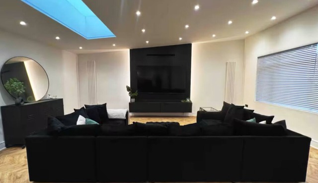 The Baglan Bungalow - Open Plan 85" TV