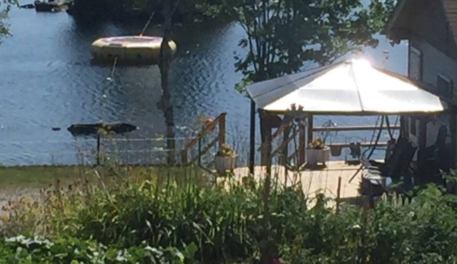 The Bain Lake Escape. Beautiful 4 Season Cottage in Field.