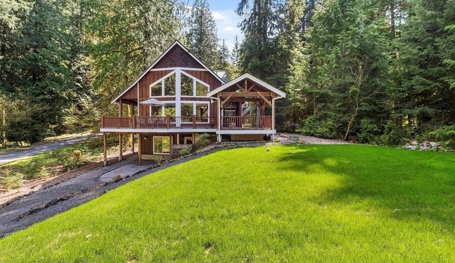 The Baker Chalet - 3 Spacious Levels, AC, EV, Hot Tub, Pool Table, Mountain View