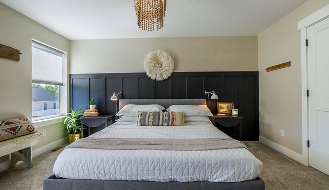 The Baldwin Bungalow Boho Charm + Hot Tub Historic Downtown Stay