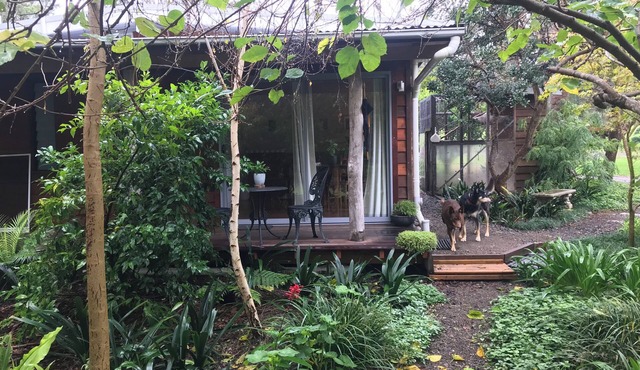 The Bale. Cosy cabin set amongst lush gardens in the Hunter Valley.