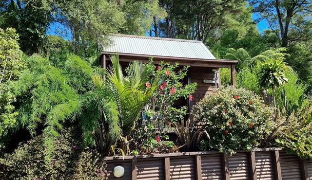 The Bali Room-Part of Coromandel Eco Sanctuary. Pet Friendly/Wi-Fi/Chimenea Fire