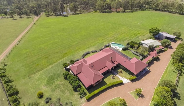 The Ballabourneen Estate - Grand Hunter Valley estate - 6 bedrooms, infinity pool and open fireplace