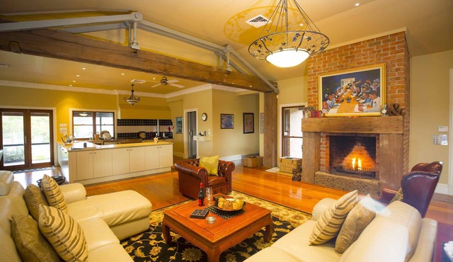 The Ballabourneen House - Grand Hunter Valley homestead - 4 bedrooms with infinity pool and open fireplace