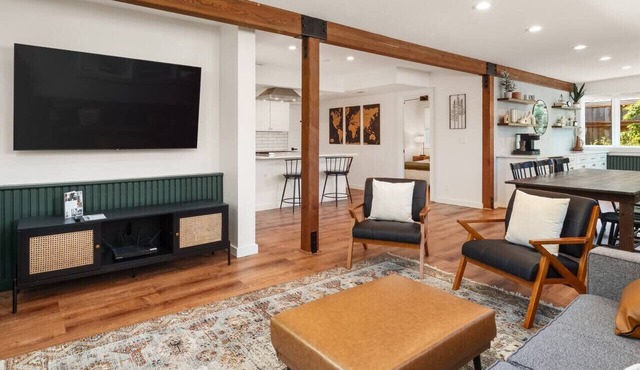 The Ballarat House ~ Hot Tub ~ Downtown~ Fire Pit