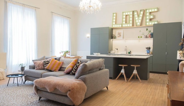 The Ballroom. Recently renovated huge 2 Bed, city centre.