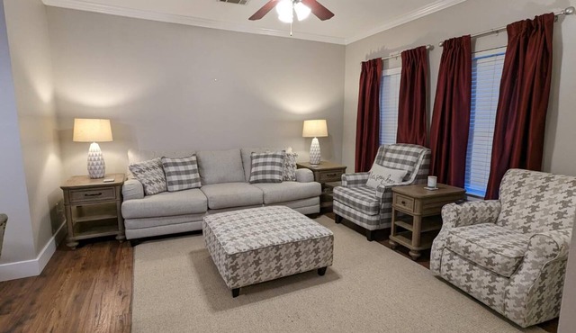 The Bama Retreat 3bed/3bath Condo minutes from The University of Alabama!