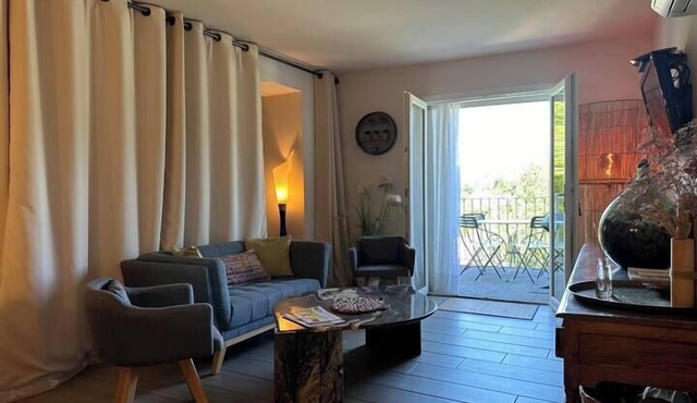 The Bamboo Lodge with its feet in the water