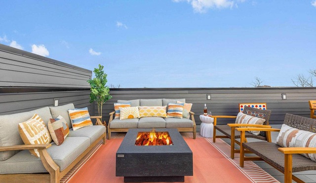 The Banjo - Huge Rooftop + 1.5 miles to Broadway