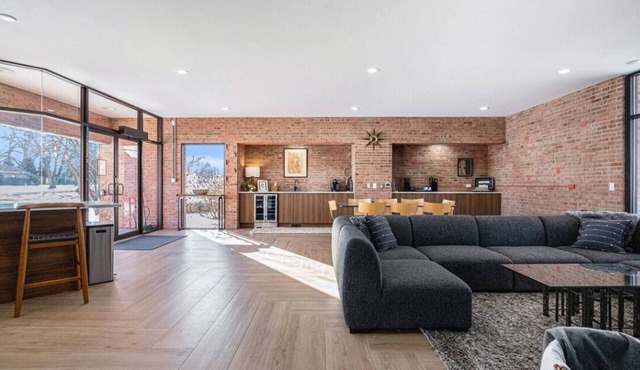 The Bank- Historic Charm, Modern Stay in the Heart of Three Oaks