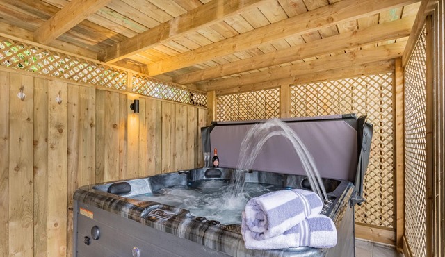 The Bank House- Luxury 3 bed cottage with hot tub!