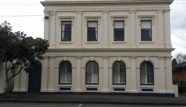 The Bank Koroit - Garden Apartment. Right in the heart of Koroit.