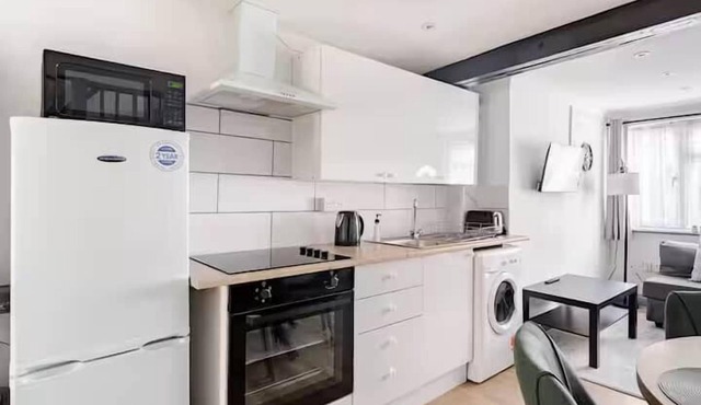 The Barack Nest, Comfy 3BR Home Contractor Friendly Town Central Stay Free Parking + Wi-Fi