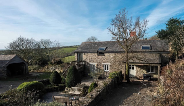 THE BARLEY CRUSH, pet friendly, with open fire in Bodmin Moor