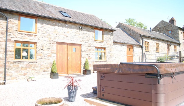 The Barn at Brambles Farm - Sleeps 6, Hot Tub