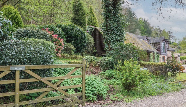 THE BARN AT CATACOL, romantic, with hot tub in Heage