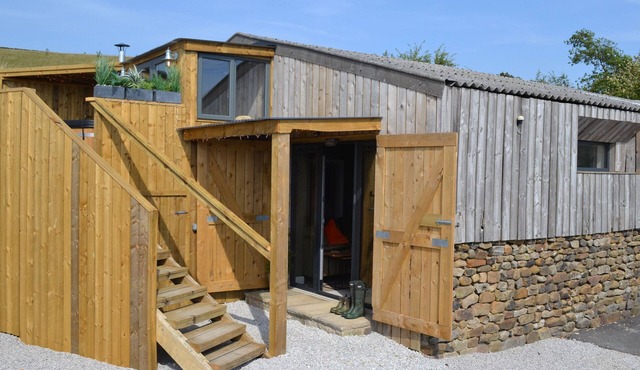 THE BARN AT COPY HOUSE HIDEAWAY, pet friendly, with hot tub in Earby