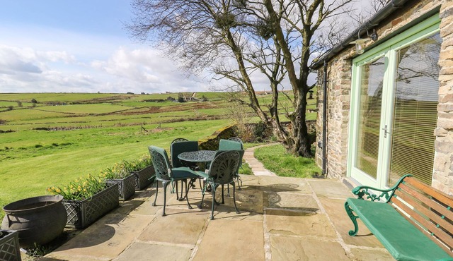 THE BARN AT CROW HILL SHAW FARM, romantic in Sowerby Bridge