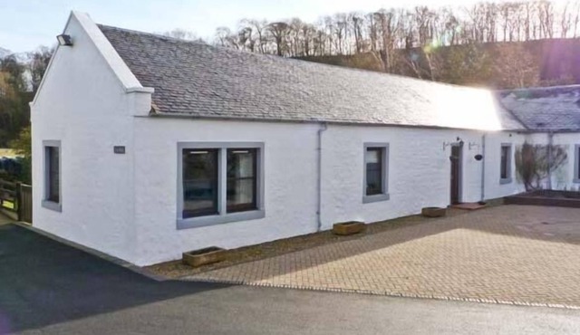 THE BARN AT DALDORCH, pet friendly, with open fire in Mauchline