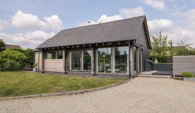 THE BARN AT DAUBENEYS, pet friendly, with open fire in Colerne