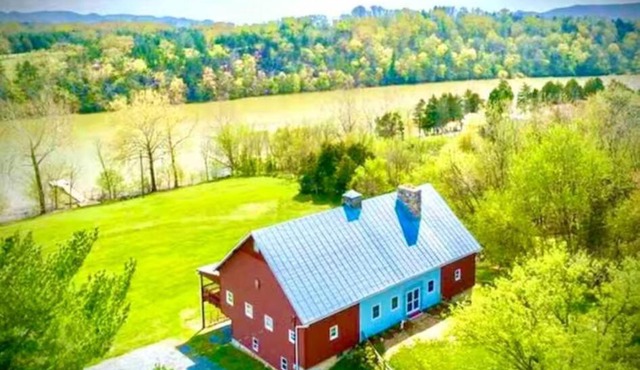 The Barn at Evermore: riverfront retreat w/hot tub