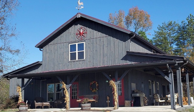 The Barn at Frog Hollow, Delano. Rare find with 5 bedrooms, sleeps up to 15!