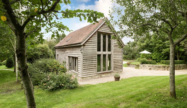 THE BARN AT FROG POND FARM, with a garden in Tisbury, Near Bath