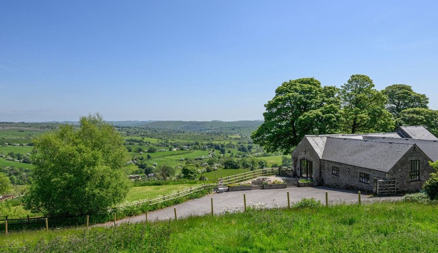THE BARN AT HILL HOUSE, pet friendly, with a garden in Leek