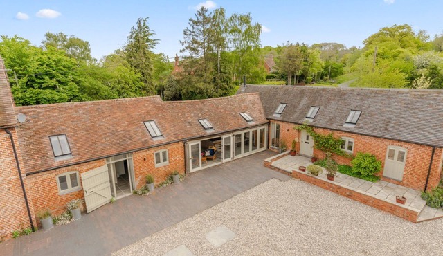 The Barn at Kington Grange - sleeps 6 guests in 3 bedrooms