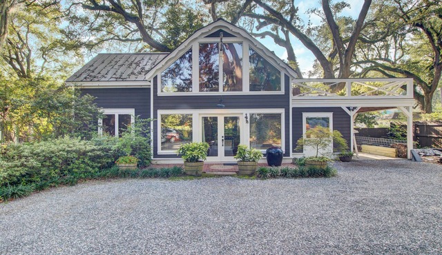 The Barn at Linwood - Tucked away in old downtown Summerville. A special getaway
