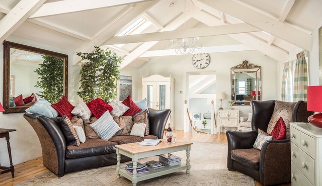 THE BARN AT LITTLE RESUGGA, family friendly in St. Austell