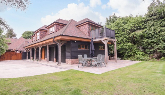 THE BARN AT MULBERRY LODGE, family friendly, with a garden in Langley