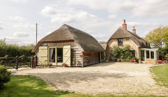 THE BARN AT RAPPS COTTAGE, romantic, with a garden in Ilminster
