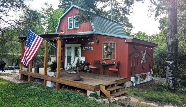 The Barn at Toad Hill. Pet friendly, close to Smokies, Airport. Brand new!