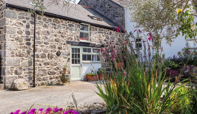 THE BARN AT TREVOTHEN FARM, family friendly in Coverack