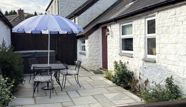 THE BARN AT WAUNLIPPA, pet friendly, with hot tub in Narberth