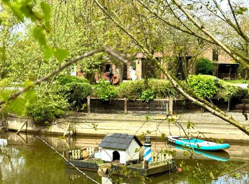 The Barn at Whitehouse Farm 18th century 3 bed Barn- Beautifully converted
