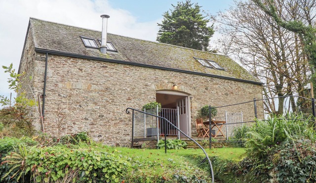 THE BARN AT YEOLAND HOUSE, pet friendly, with open fire in Yelverton