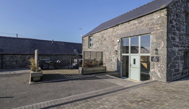 THE BARN BY LYONS, pet friendly, with pool in Tal-Y-Bont